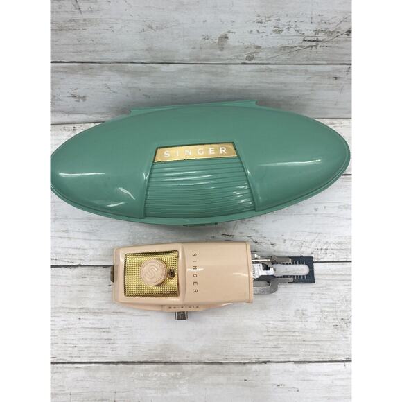 Vintage Retro SINGER #2482607 Clamshell Plastic Case Buttonholer Attachment - Picture 7 of 12